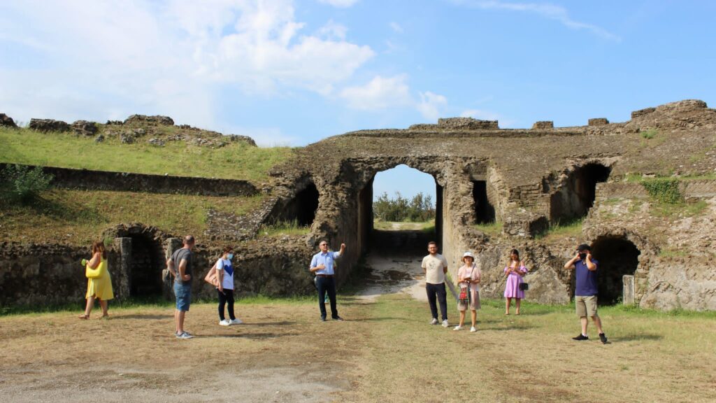 Avella  Visita ai monumenti da parte dei membri del Centro 66 dellArciconfraternita Universale di Santa Filomena