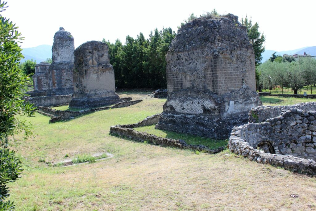 Avella  Visita ai monumenti da parte dei membri del Centro 66 dellArciconfraternita Universale di Santa Filomena