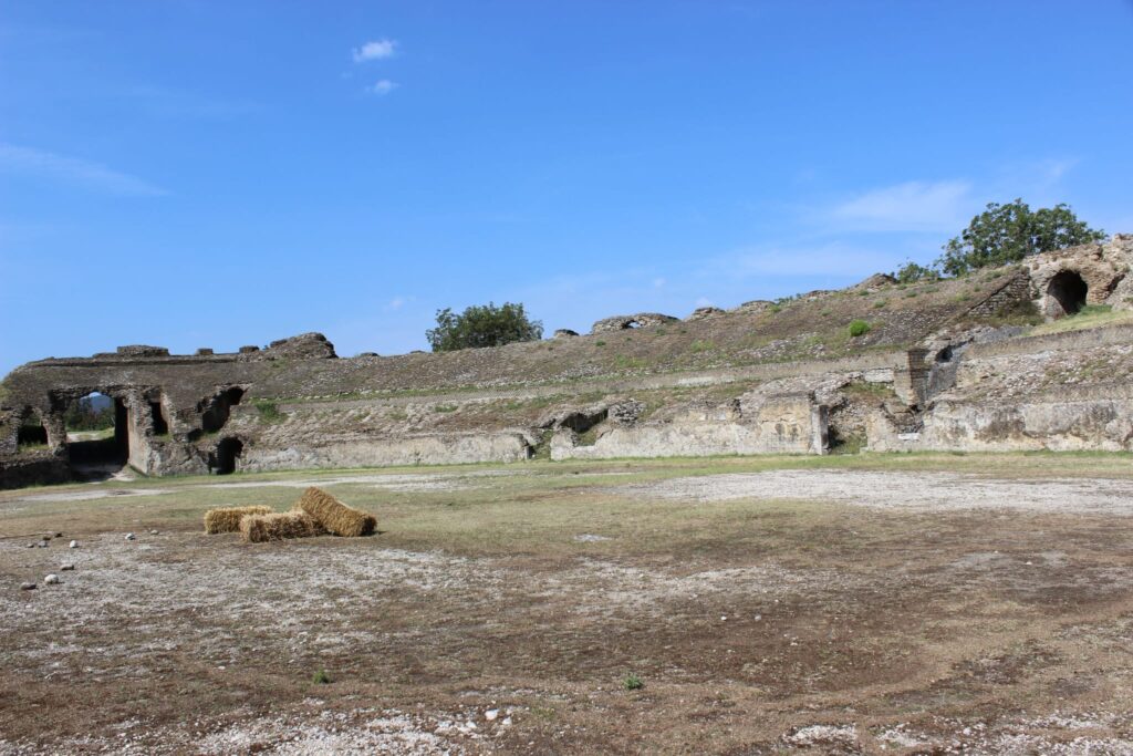Avella  Visita ai monumenti da parte dei membri del Centro 66 dellArciconfraternita Universale di Santa Filomena