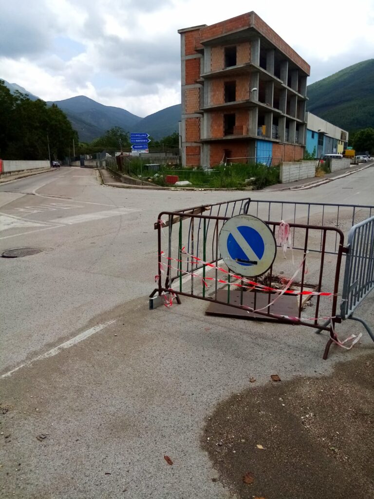 Mugnano  Via Circumvallazione, tombino dissestato da mesi!