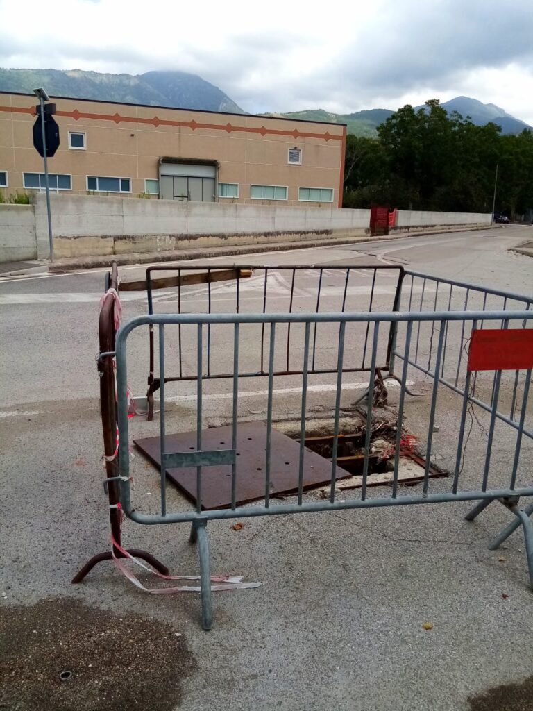 Mugnano  Via Circumvallazione, tombino dissestato da mesi!