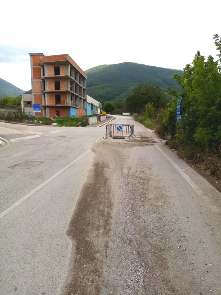 Mugnano  Via Circumvallazione, tombino dissestato da mesi!