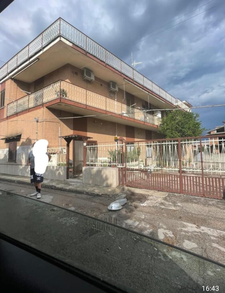 Tragedia sfiorata a Saviano. Cade lampione della luce. Tragedia sfiorata a Saviano. Cade lampione della luce.