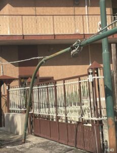 Tragedia sfiorata a Saviano. Cade lampione della luce. Tragedia sfiorata a Saviano. Cade lampione della luce.