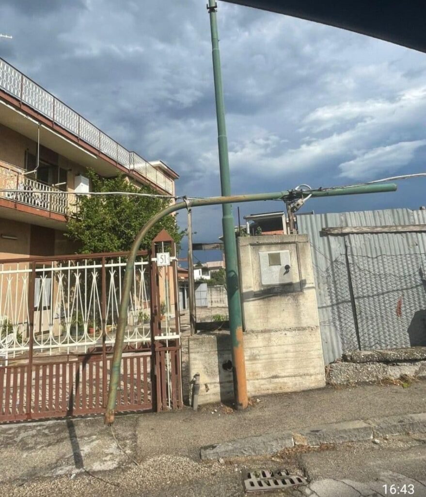 Tragedia sfiorata a Saviano. Cade lampione della luce. Tragedia sfiorata a Saviano. Cade lampione della luce.