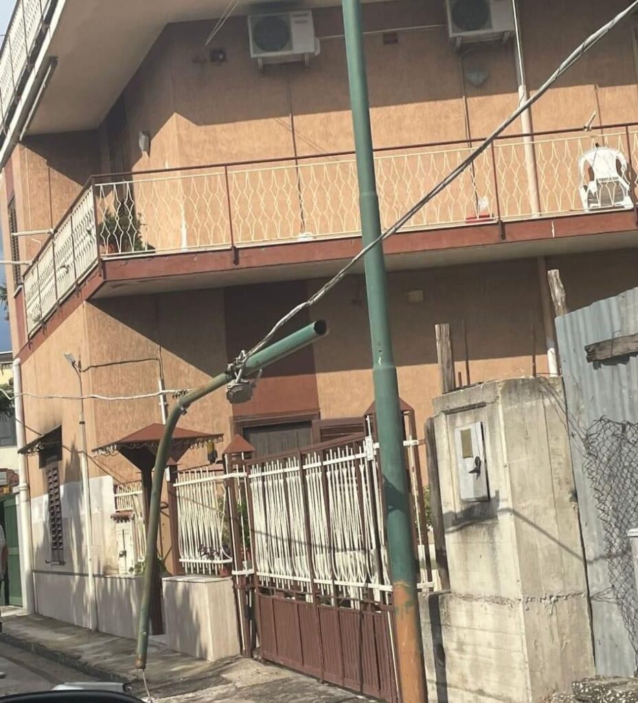 Tragedia sfiorata a Saviano. Cade lampione della luce. Tragedia sfiorata a Saviano. Cade lampione della luce.