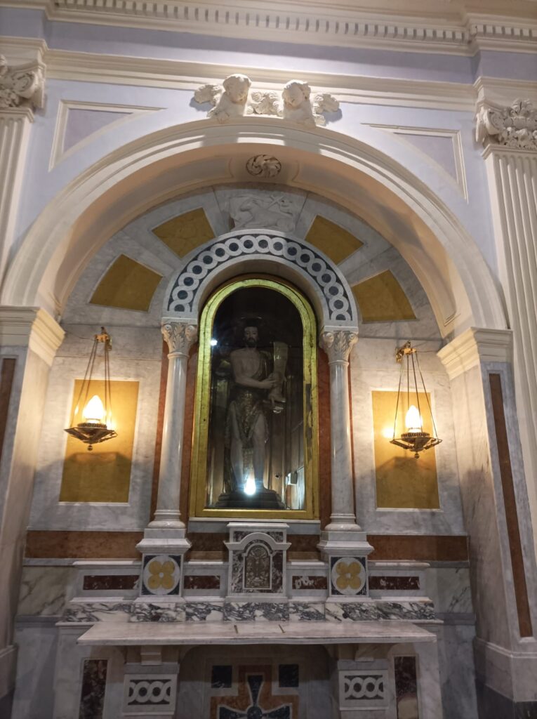 Quadrelle   San Giovanni Battista ricollocato nel suo altare. Foto