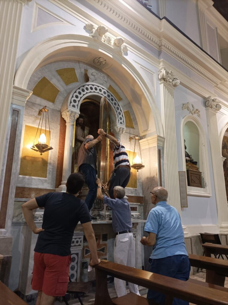 Quadrelle   San Giovanni Battista ricollocato nel suo altare. Foto