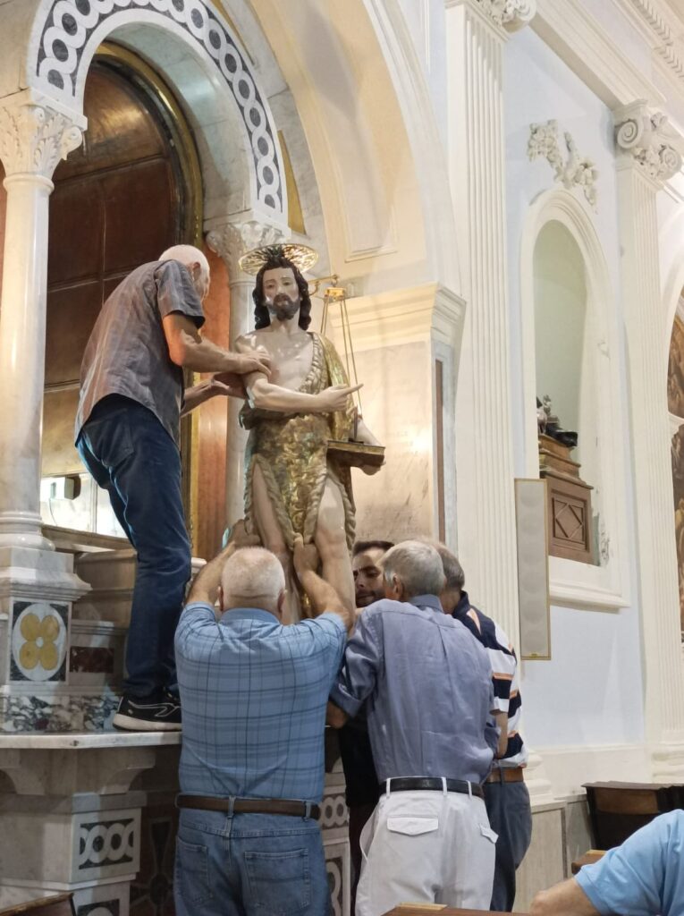 Quadrelle   San Giovanni Battista ricollocato nel suo altare. Foto