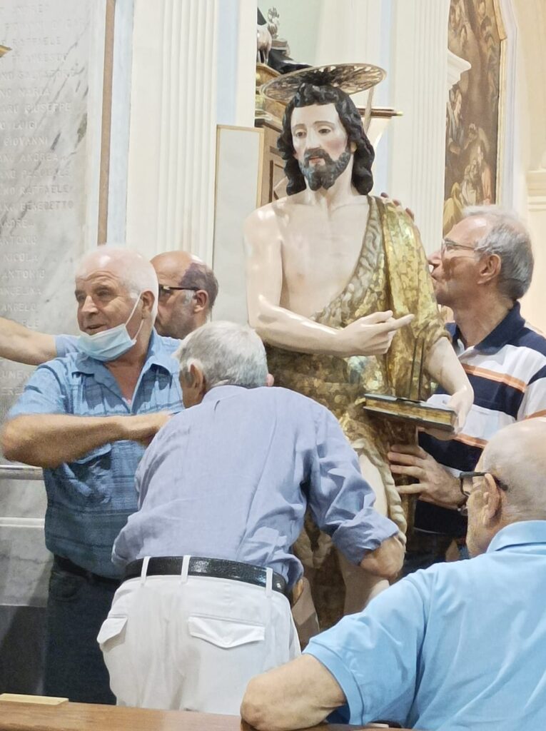 Quadrelle   San Giovanni Battista ricollocato nel suo altare. Foto