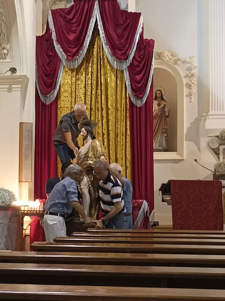 Quadrelle   San Giovanni Battista ricollocato nel suo altare. Foto