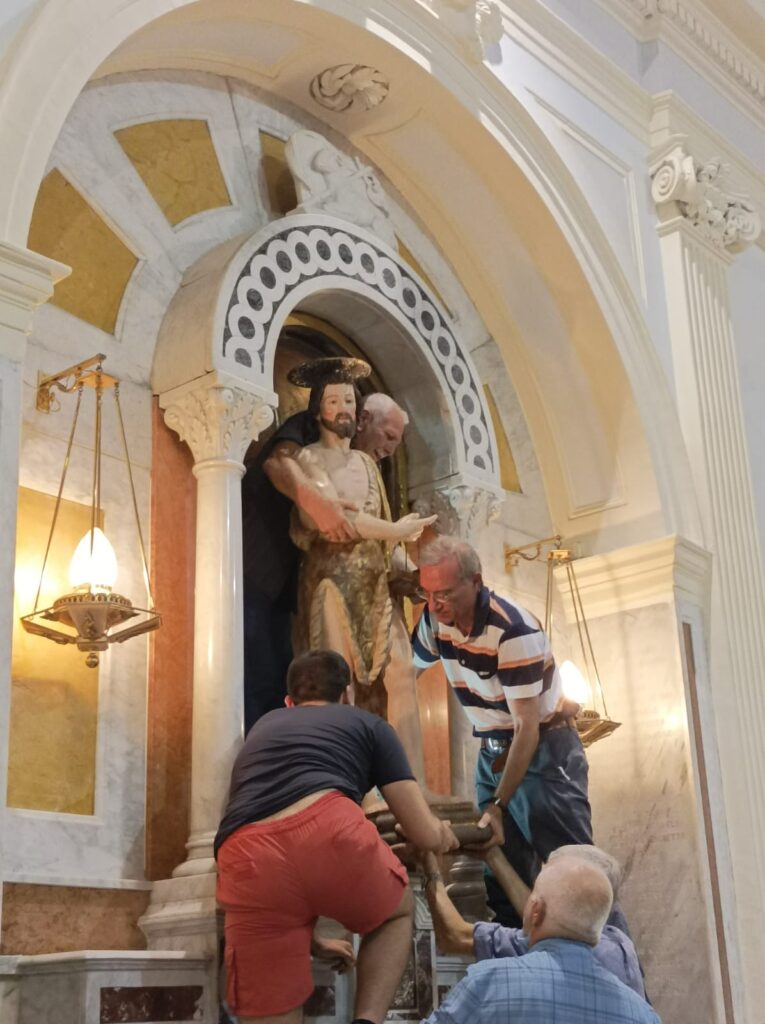Quadrelle   San Giovanni Battista ricollocato nel suo altare. Foto