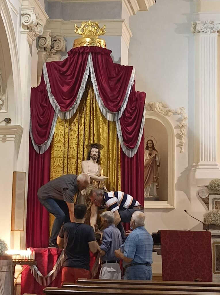 Quadrelle   San Giovanni Battista ricollocato nel suo altare. Foto