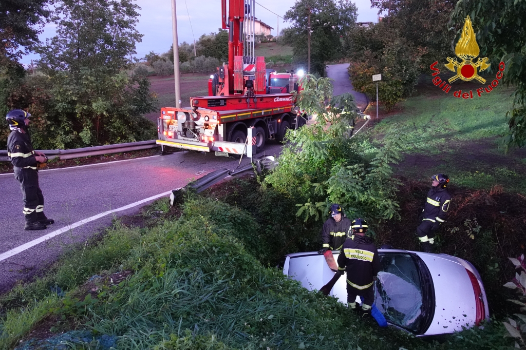 TORRE LE NOCELLE (AV). Auto sbanda e finisce in un torrente. Conducente ferito TORRE LE NOCELLE (AV). Auto sbanda e finisce in un torrente. Conducente ferito