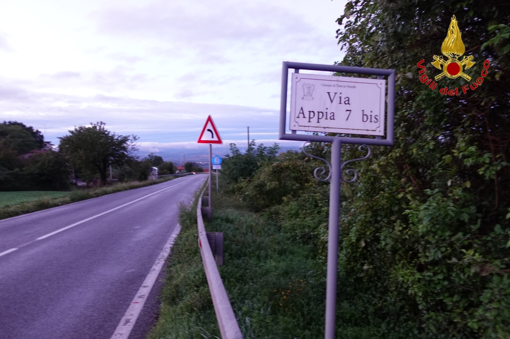 TORRE LE NOCELLE (AV). Auto sbanda e finisce in un torrente. Conducente ferito TORRE LE NOCELLE (AV). Auto sbanda e finisce in un torrente. Conducente ferito