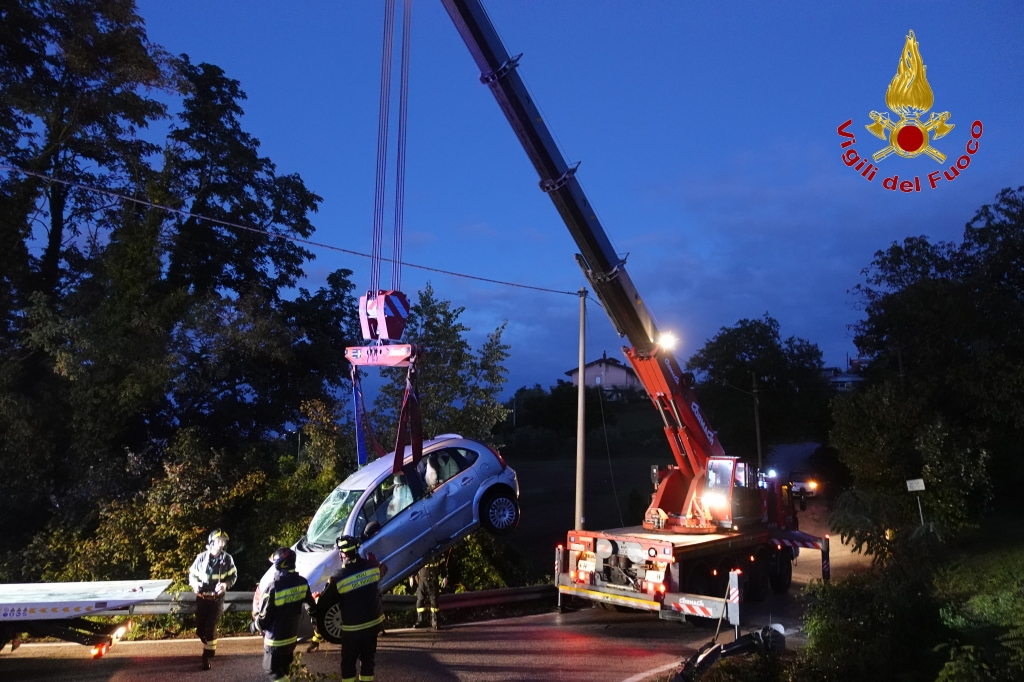 TORRE LE NOCELLE (AV). Auto sbanda e finisce in un torrente. Conducente ferito TORRE LE NOCELLE (AV). Auto sbanda e finisce in un torrente. Conducente ferito