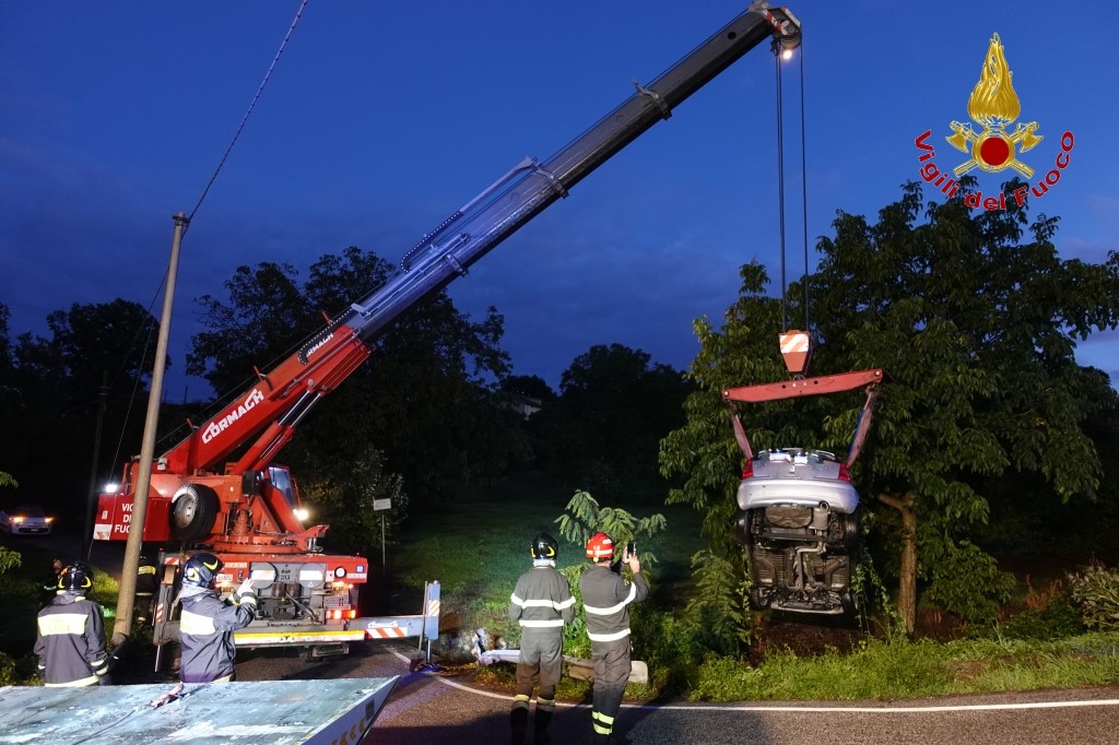 TORRE LE NOCELLE (AV). Auto sbanda e finisce in un torrente. Conducente ferito TORRE LE NOCELLE (AV). Auto sbanda e finisce in un torrente. Conducente ferito