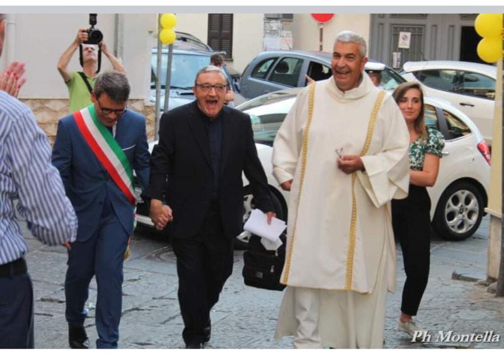 BAIANO. Sagrato di Santo Stefano, in scena eccellenti talenti artistici e flashback di storia: pregevole omaggio a don Fiorelmo per i 50 anni di guida spirituale della comunità