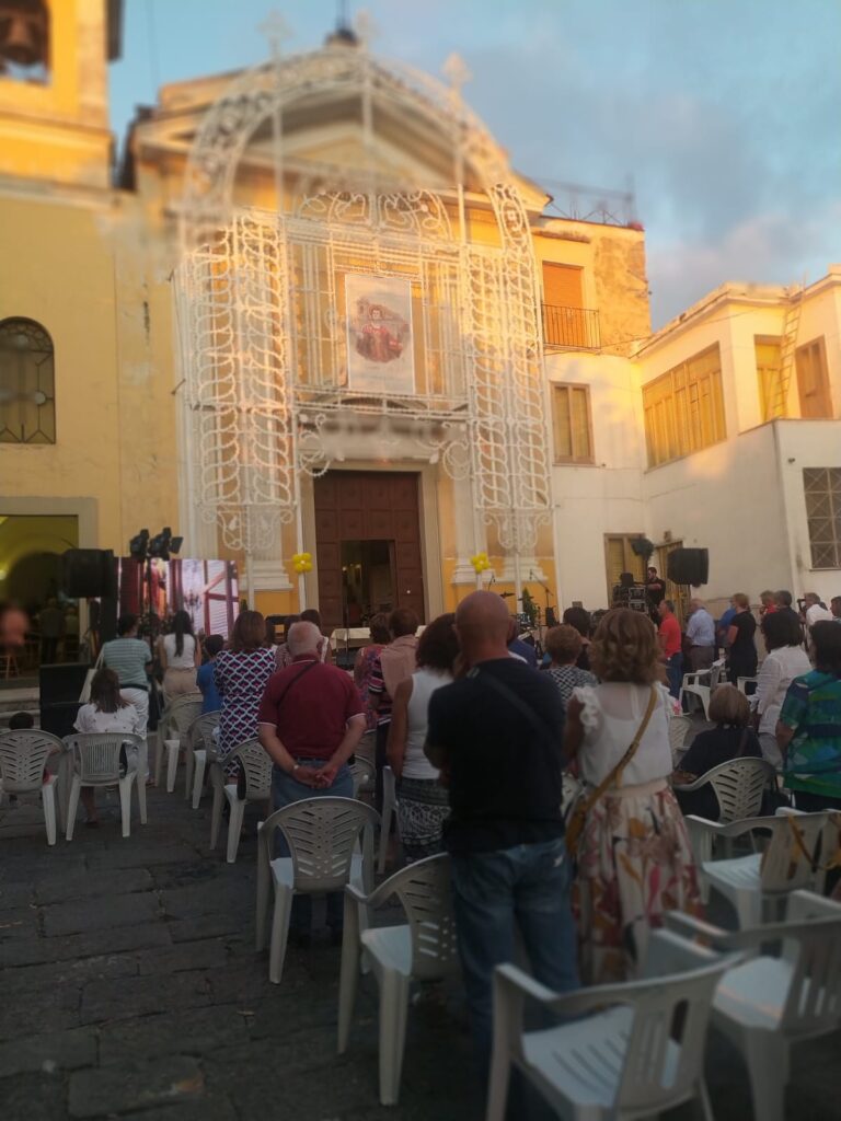 BAIANO. Sagrato di Santo Stefano, in scena eccellenti talenti artistici e flashback di storia: pregevole omaggio a don Fiorelmo per i 50 anni di guida spirituale della comunità