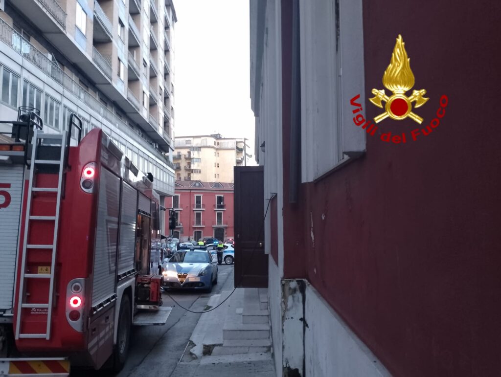 AVELLINO. In fiamme ex asilo Patria e Lavoro