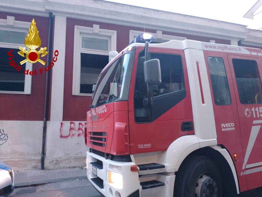 AVELLINO. In fiamme ex asilo Patria e Lavoro