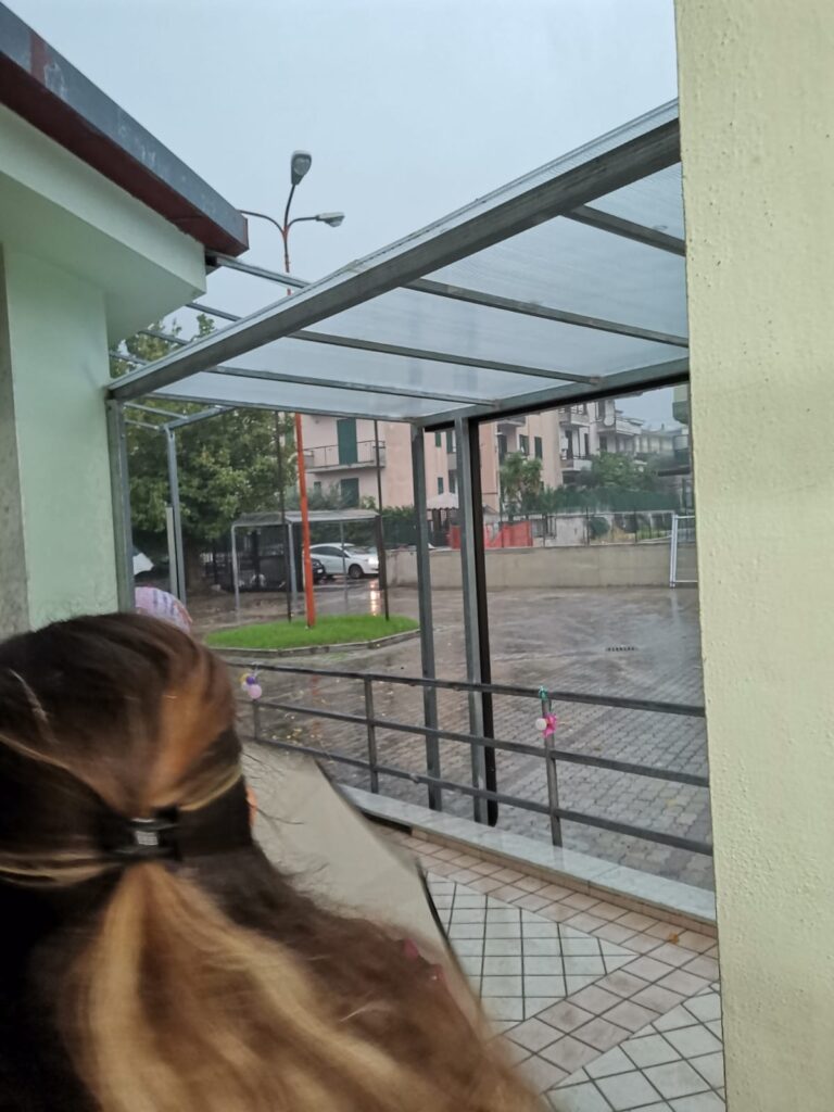 QUADRELLE. Disagi alla Primaria, manca una pensilina per proteggere gli alunni dalla pioggia