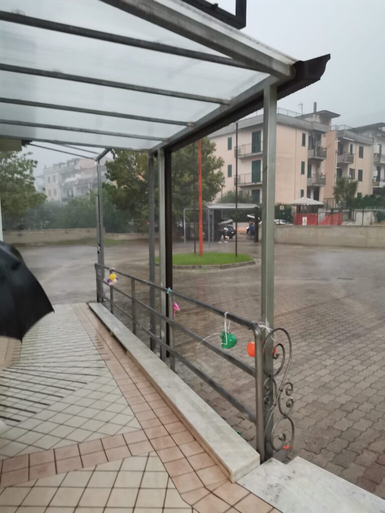 QUADRELLE. Disagi alla Primaria, manca una pensilina per proteggere gli alunni dalla pioggia