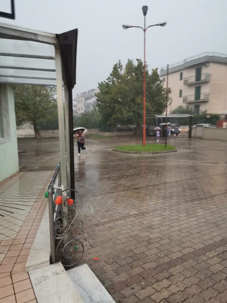 QUADRELLE. Disagi alla Primaria, manca una pensilina per proteggere gli alunni dalla pioggia