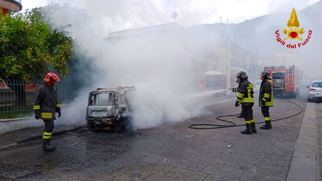 PAGO DEL VALLO DI LAURO. A fuoco auto all'ora di pranzo. Indagini in