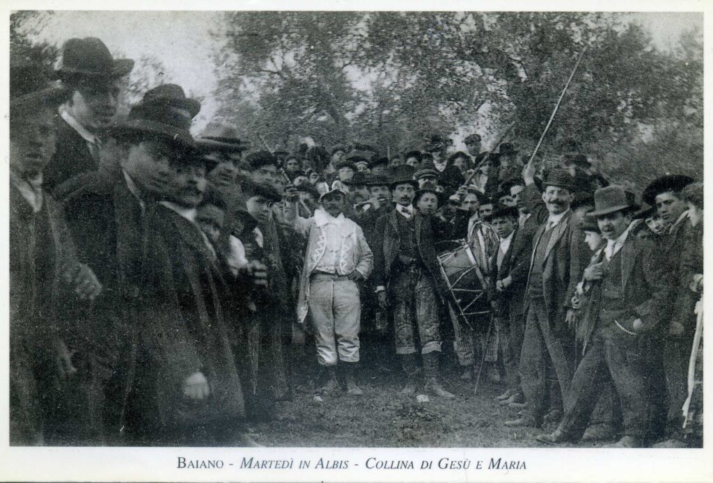 BAIANO. Collina di Gesù e Maria, metà anni quaranta: un gruppo di orgogliosi baianesi,  tra tradizione e futuro.