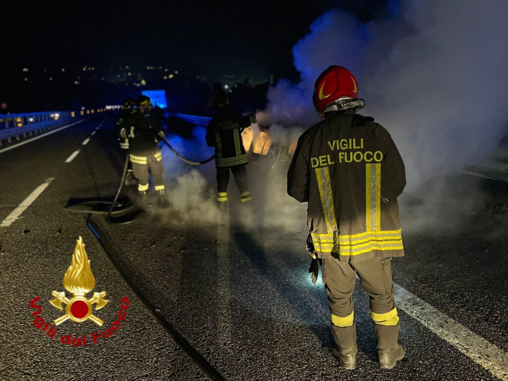 A16. Monteforte Irpino, veicolo in fiamme , paura per gli occupanti dellauto