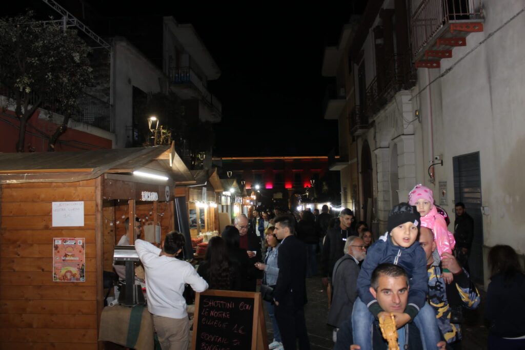 AVELLA. Le foto di un sabato di festa girando per la sagra della Castagna e della nocciola