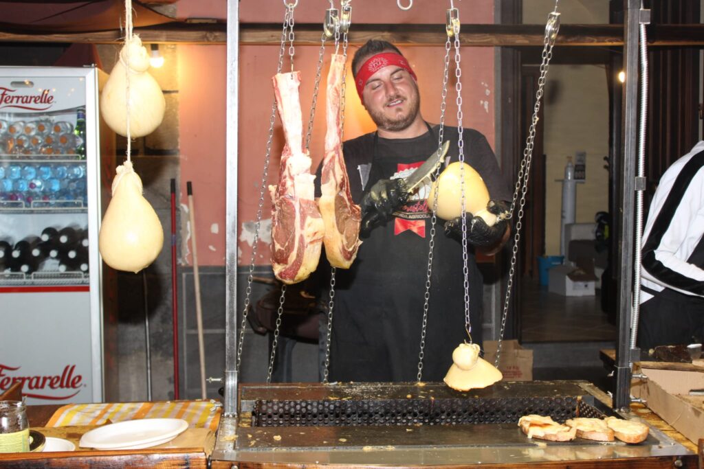 AVELLA. Le foto di un sabato di festa girando per la sagra della Castagna e della nocciola
