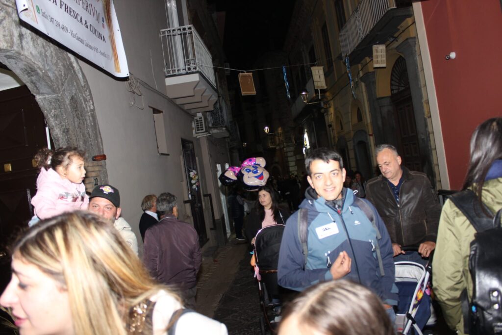 AVELLA. Le foto di un sabato di festa girando per la sagra della Castagna e della nocciola