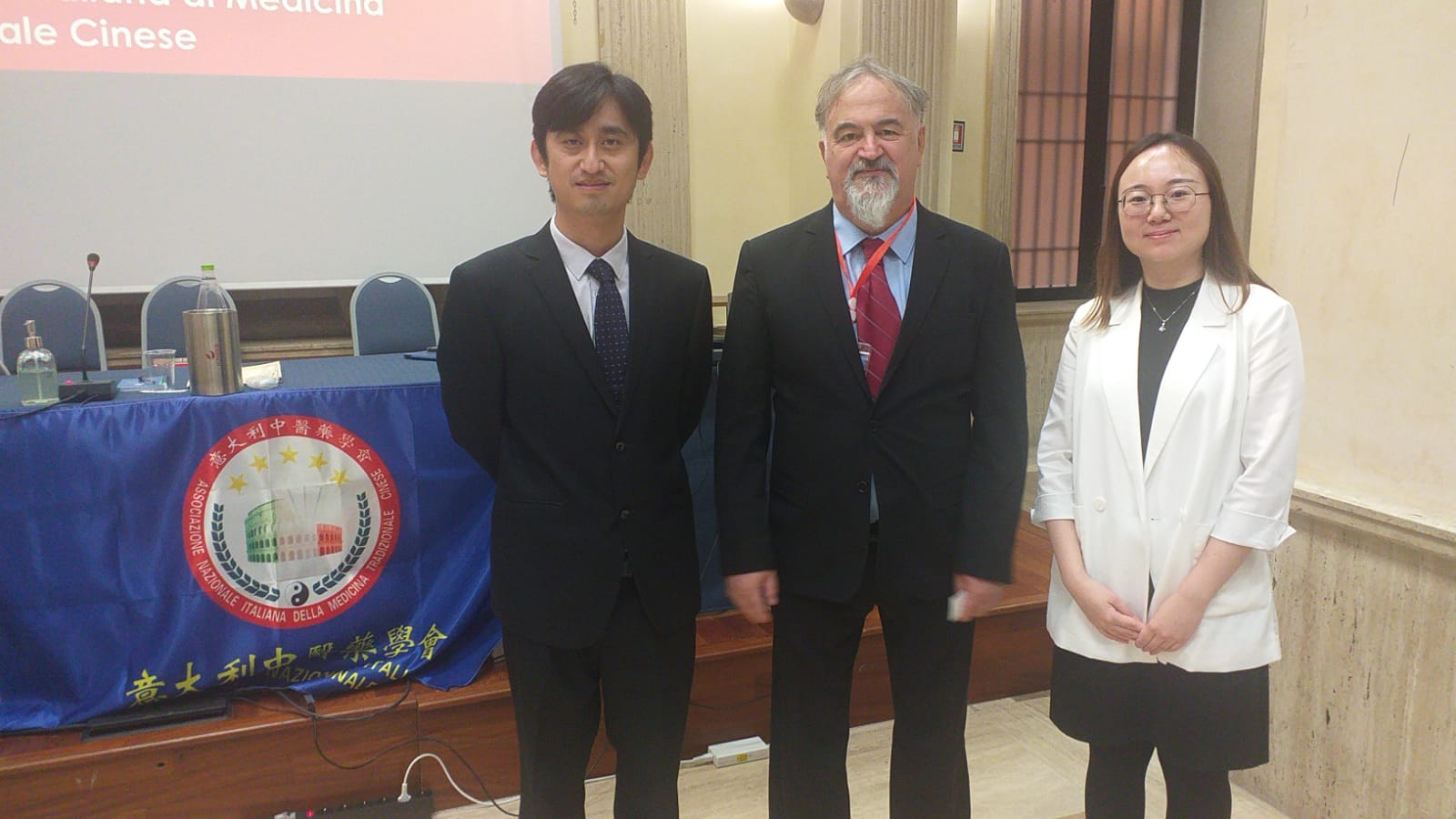 ROMA. Medicina tradizionale cinese, tanti agopuntori di fama internazionale in convegno. Tra i partecipanti anche il dott. Filomeno Caruso ROMA. Medicina tradizionale cinese, tanti agopuntori di fama internazionale in convegno. Tra i partecipanti anche il dott. Filomeno Caruso
