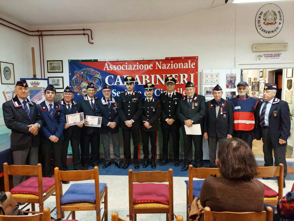 CIMITILE. Lassociazione Nazionale Carabinieri ha consegnato i riconoscimenti di fedeltà ai soci iscritti da più di 20 anni CIMITILE. Lassociazione Nazionale Carabinieri ha consegnato i riconoscimenti di fedeltà ai soci iscritti da più di 20 anni