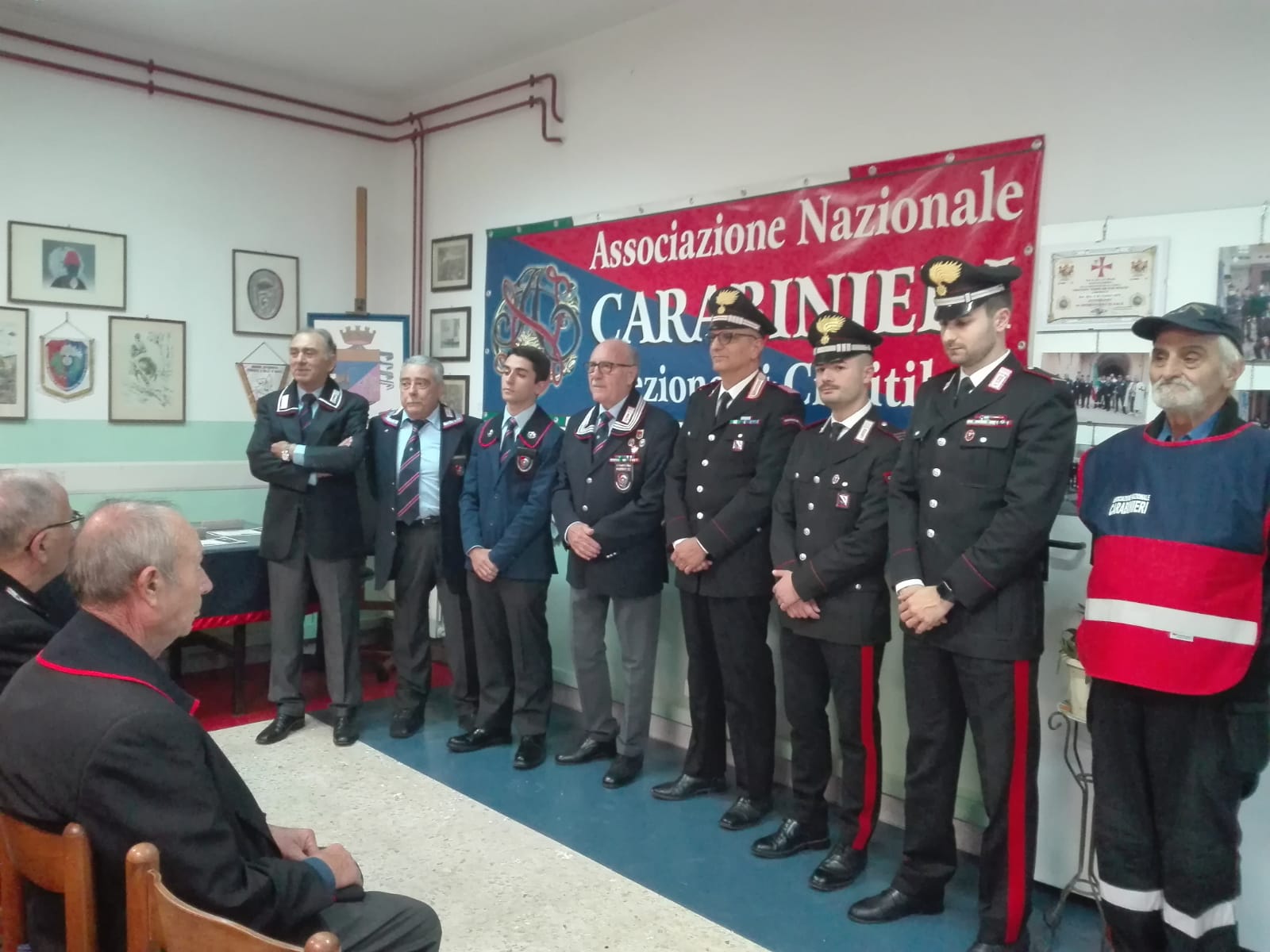 CIMITILE. Lassociazione Nazionale Carabinieri ha consegnato i riconoscimenti di fedeltà ai soci iscritti da più di 20 anni CIMITILE. Lassociazione Nazionale Carabinieri ha consegnato i riconoscimenti di fedeltà ai soci iscritti da più di 20 anni