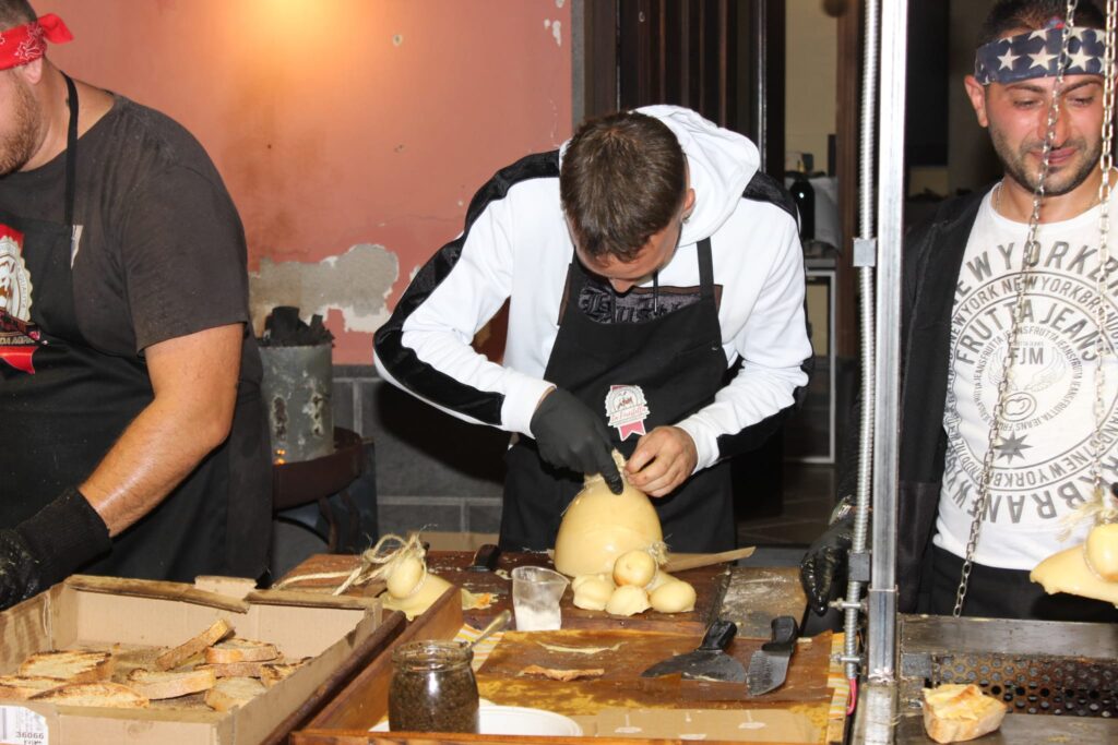 AVELLA. Le foto di un sabato di festa girando per la sagra della Castagna e della nocciola