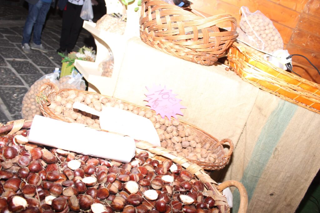 AVELLA. Le foto di un sabato di festa girando per la sagra della Castagna e della nocciola