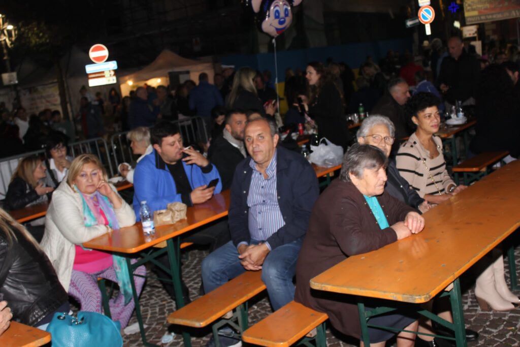 AVELLA. Le foto di un sabato di festa girando per la sagra della Castagna e della nocciola