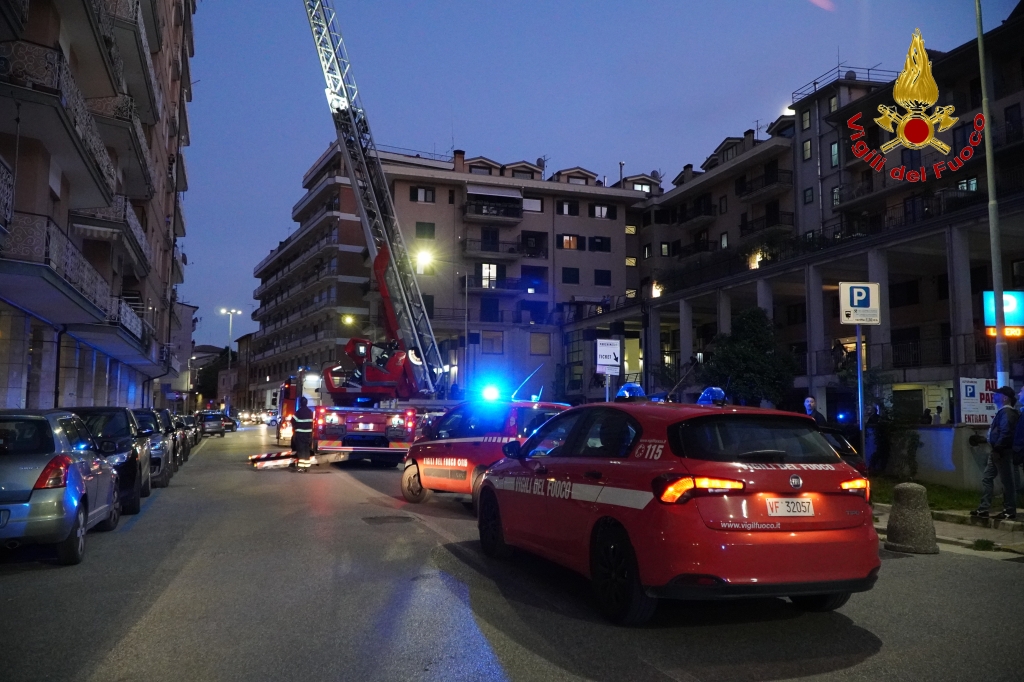 AVELLINO. Incendio di un appartamento al nono piano in via Campane AVELLINO. Incendio di un appartamento al nono piano in via Campane