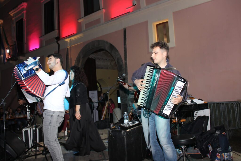 AVELLA. Le foto di un sabato di festa girando per la sagra della Castagna e della nocciola