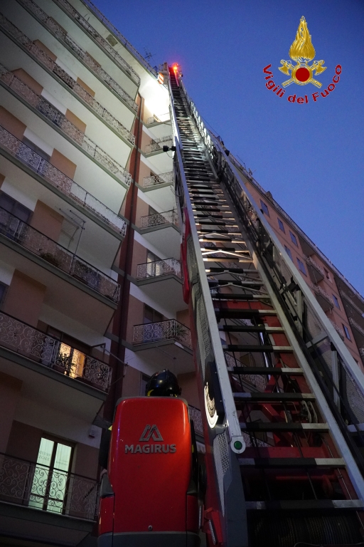 AVELLINO. Incendio di un appartamento al nono piano in via Campane AVELLINO. Incendio di un appartamento al nono piano in via Campane