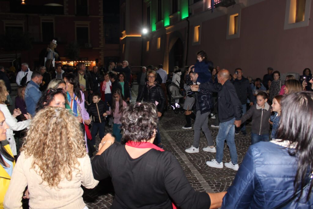 AVELLA. Le foto di un sabato di festa girando per la sagra della Castagna e della nocciola