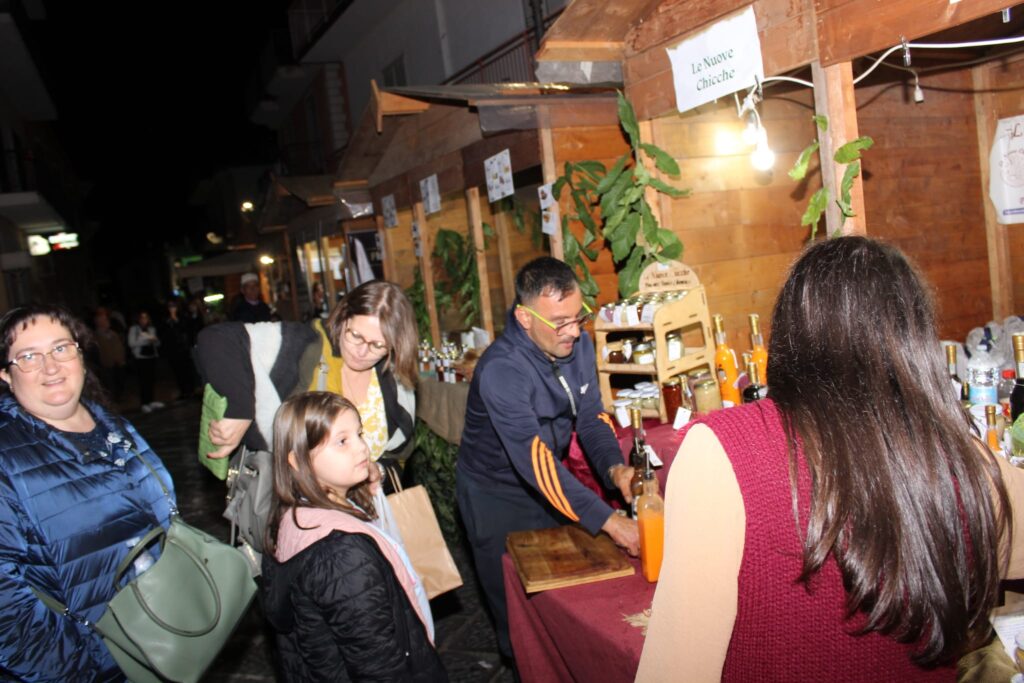 AVELLA. Le foto di un sabato di festa girando per la sagra della Castagna e della nocciola