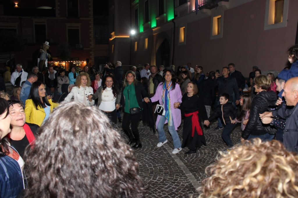 AVELLA. Le foto di un sabato di festa girando per la sagra della Castagna e della nocciola