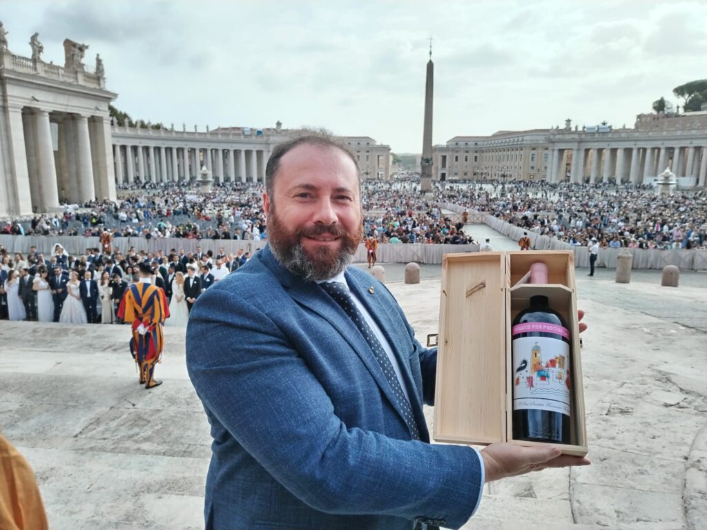 Il sommelier Gaetano Cataldo consegna al Papa la bottiglia di vino celebrativa di Procida Capitale della Cultura