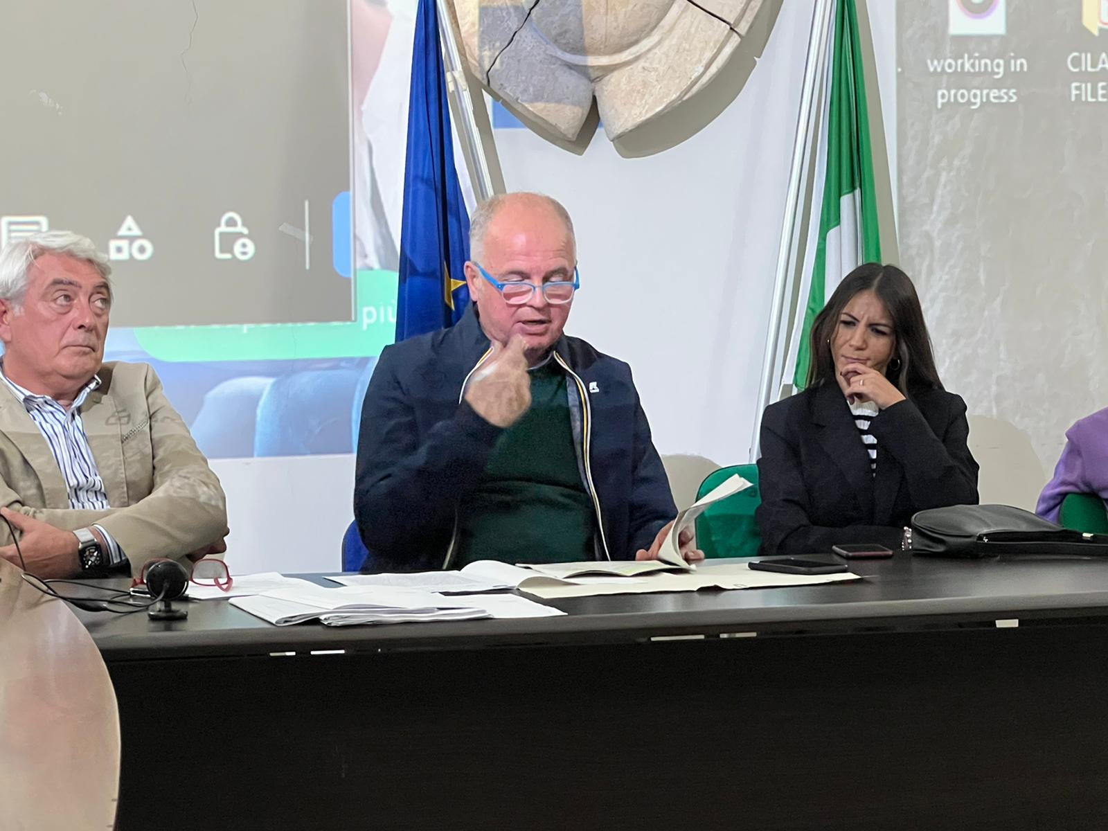 AVELLA. Il consiglio comunale approva la costruzione di un Forno crematorio. No alle telecamere per la ripresa del consiglio AVELLA. Il consiglio comunale approva la costruzione di un Forno crematorio. No alle telecamere per la ripresa del consiglio