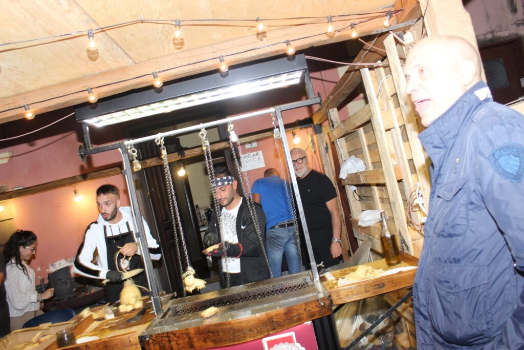 AVELLA. Le foto di un sabato di festa girando per la sagra della Castagna e della nocciola