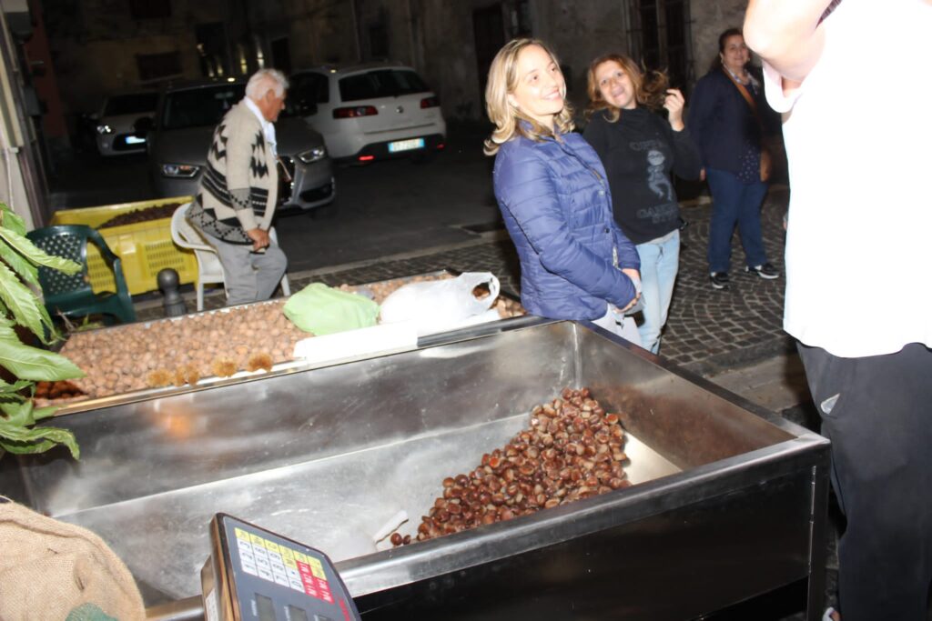 AVELLA. Le foto di un sabato di festa girando per la sagra della Castagna e della nocciola